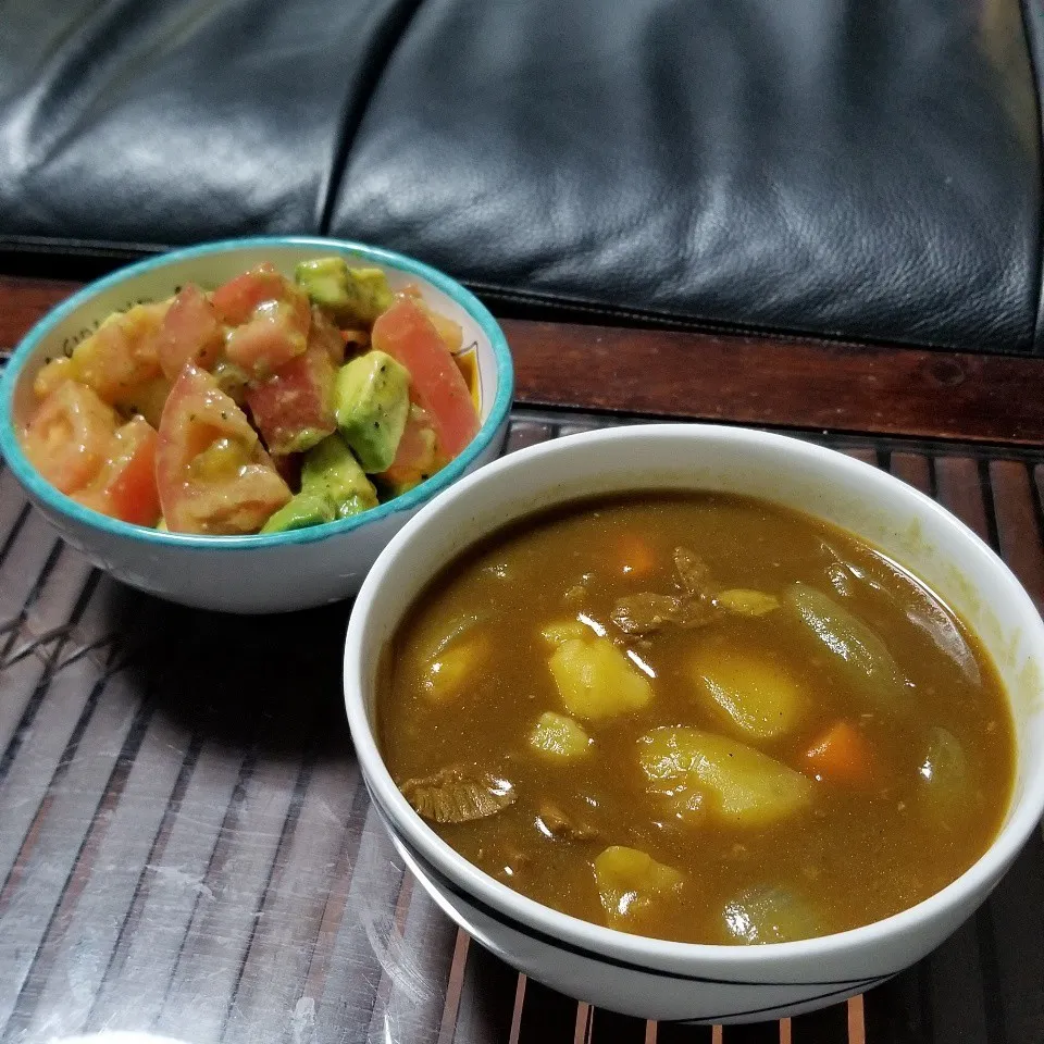 Snapdishの料理写真:✨牛肉カレーとアボカドトマト🍅サラダ🙋|dai.noriさん