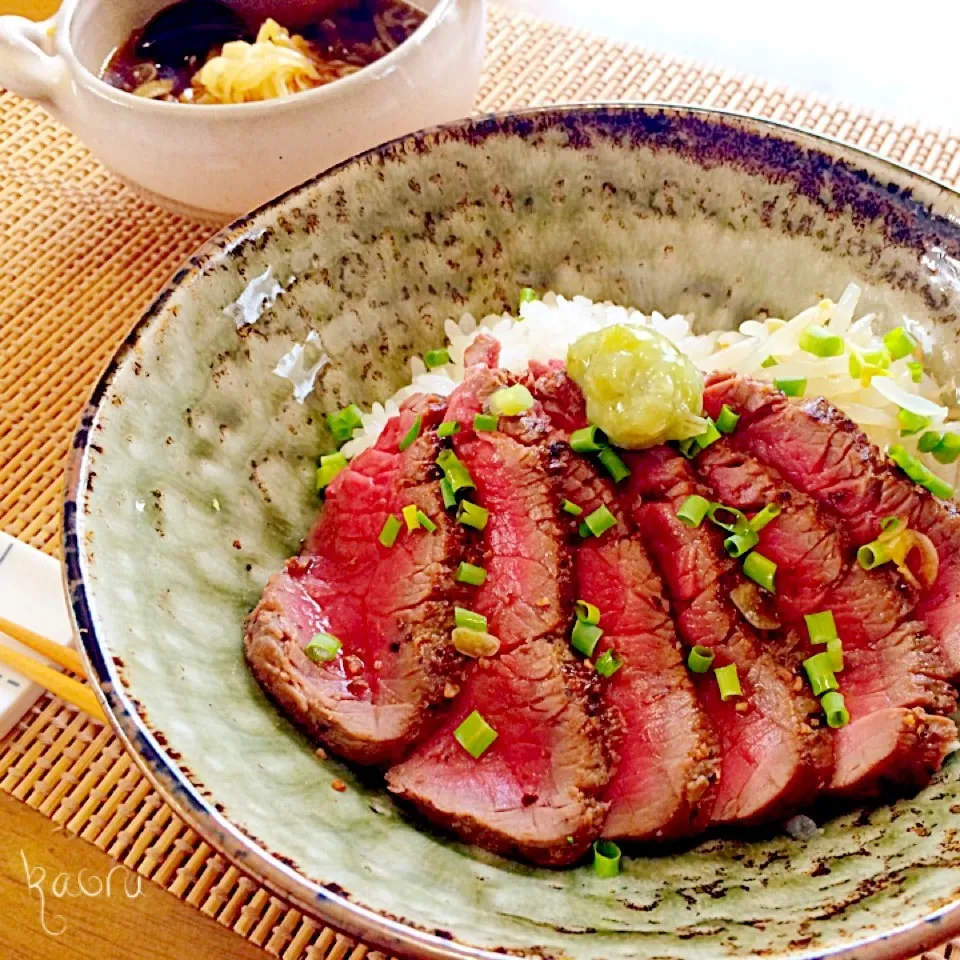 熟成ローストビーフ丼♡酢玉ねぎソースで♪|かおちゃんさん