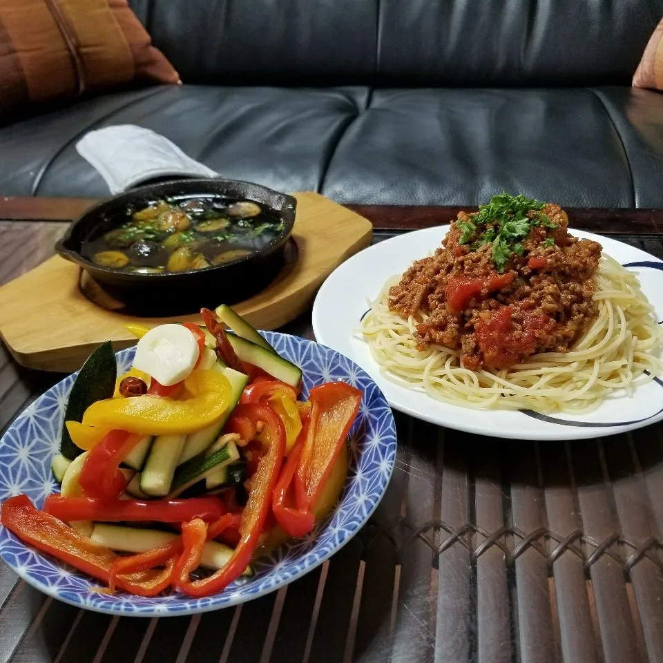 今日の夜ご飯は蒟蒻パスタのボロネーゼとピクルス&アヒージョ|dai.noriさん