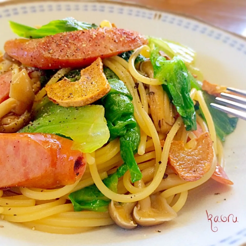 レタスとソーセージのバター醤油パスタ♪|かおちゃんさん