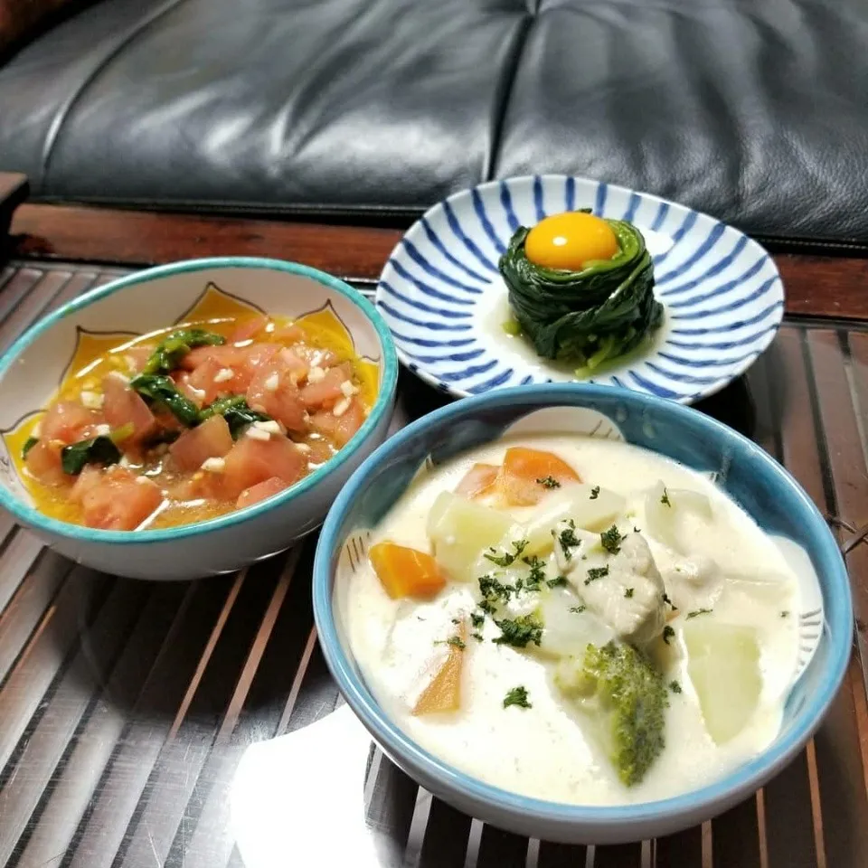 シチューにトマト🍅サラダにほうれん草黄卵のせ♪o(^o^)|dai.noriさん