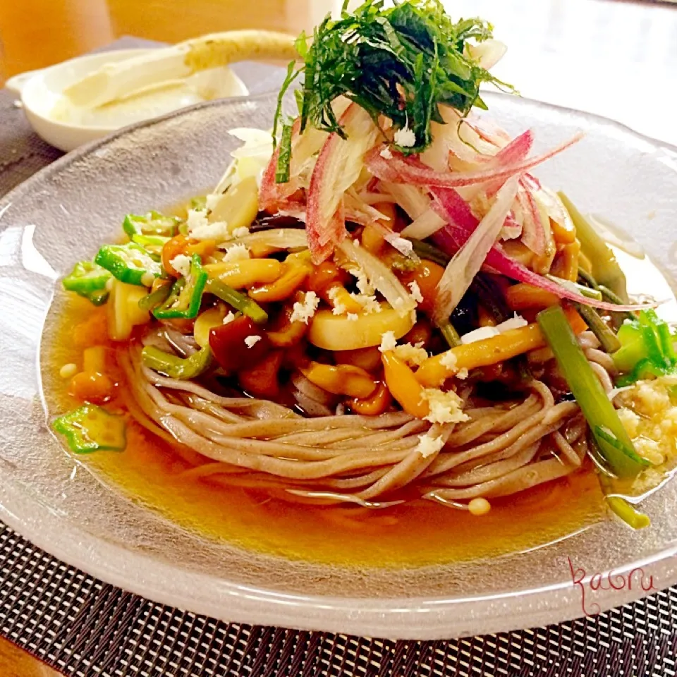 薬味たっぷり♡山菜なめこ冷やし蕎麦でまりおちゃん祝1100♪|かおちゃんさん