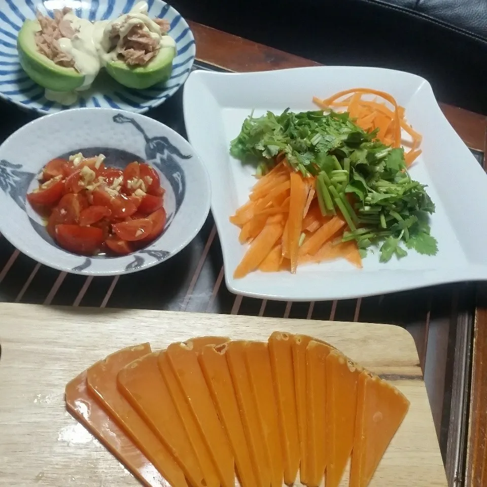 Snapdishの料理写真:数日前🌃🍴トマトガーリック、アボカドツナ、ニンジンラぺ|dai.noriさん