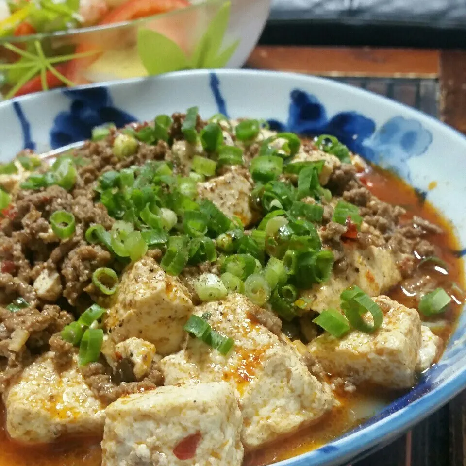 Snapdishの料理写真:今日の夜ご飯は麻婆豆腐とパクチ～サラダ♪(o^O^o)|dai.noriさん