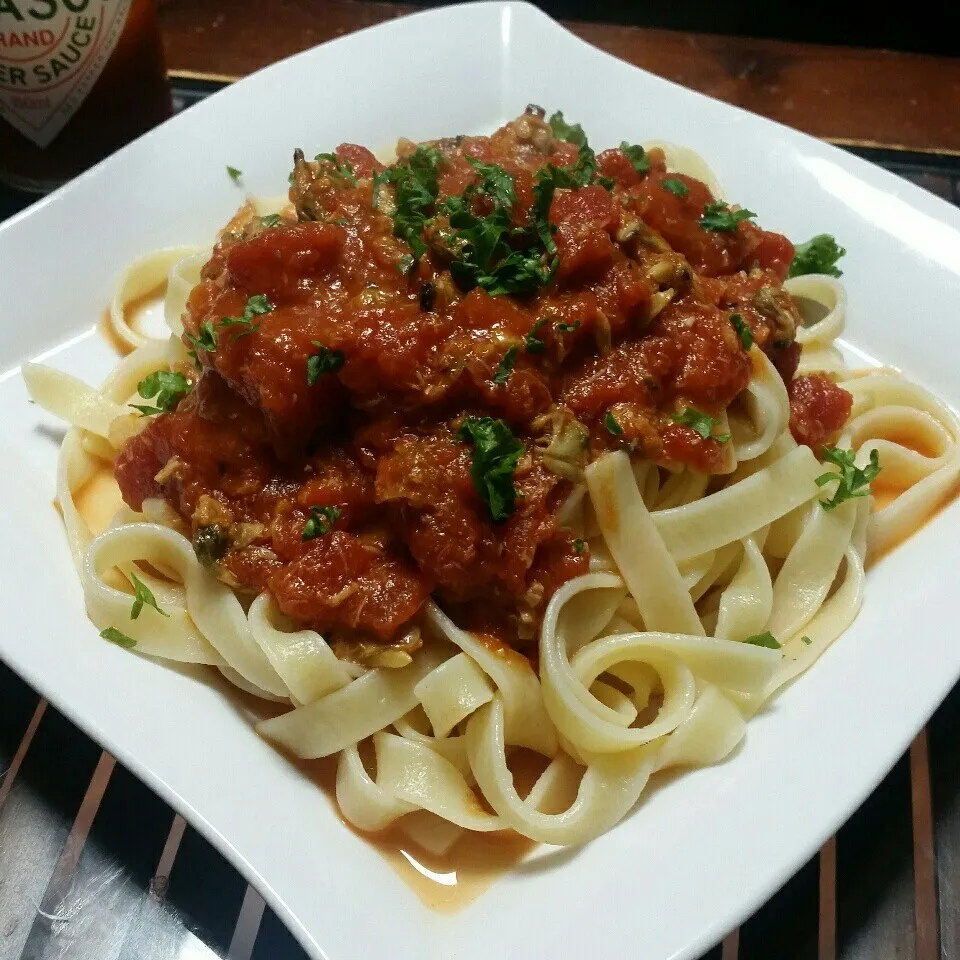 今日の夜ご飯は、カニ缶とあさりのトマトガーリックパスタ🍅|dai.noriさん