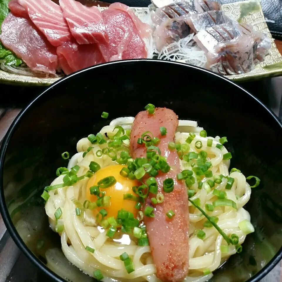 今日の夜ご飯は、釜玉二色うどんと中とろいわしの刺身♪(^o^|dai.noriさん