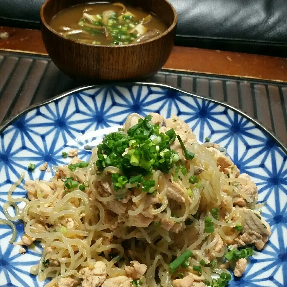 白滝サーモンパスタにオッキーなめこ豆腐の赤だし味噌汁♪🙋|dai.noriさん