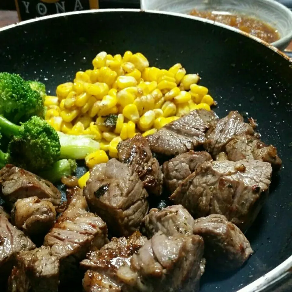 Snapdishの料理写真:今日の夜ご飯は角切りsteak♪(^o^)v|dai.noriさん