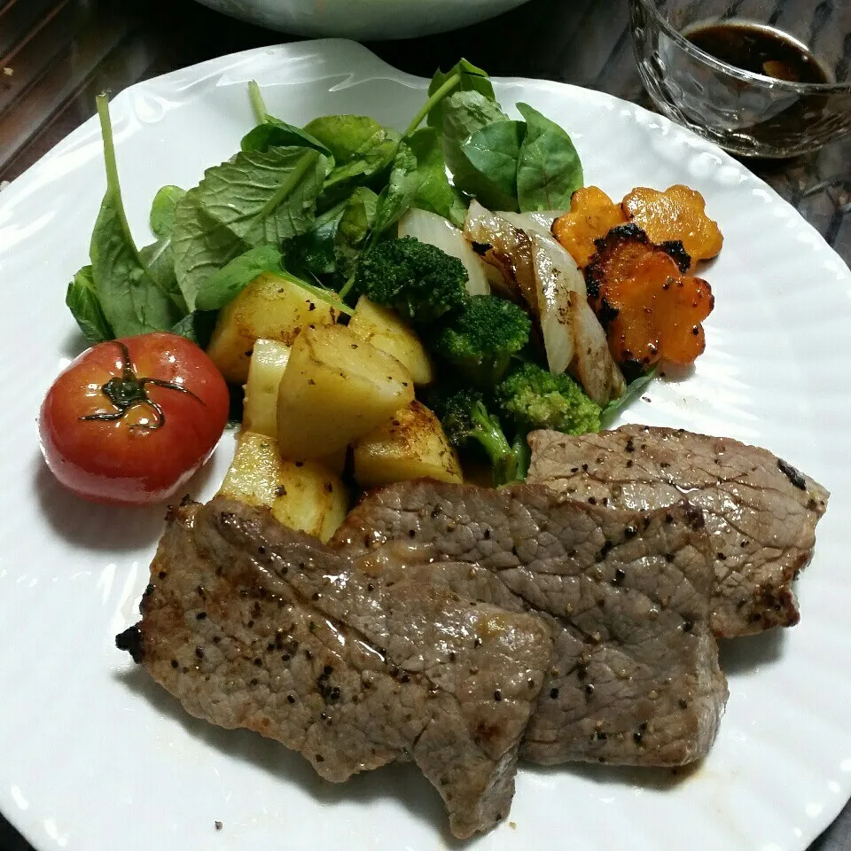 今日の深夜飯はトモサンカクsteakとサラダ♪(^o^)v|dai.noriさん