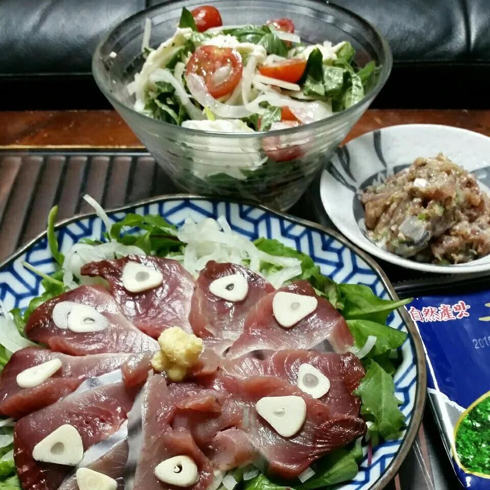 Snapdishの料理写真:鰹なめろうと鰹たたき♪とトマトバジルサラダ🙋🌃🍴|dai.noriさん