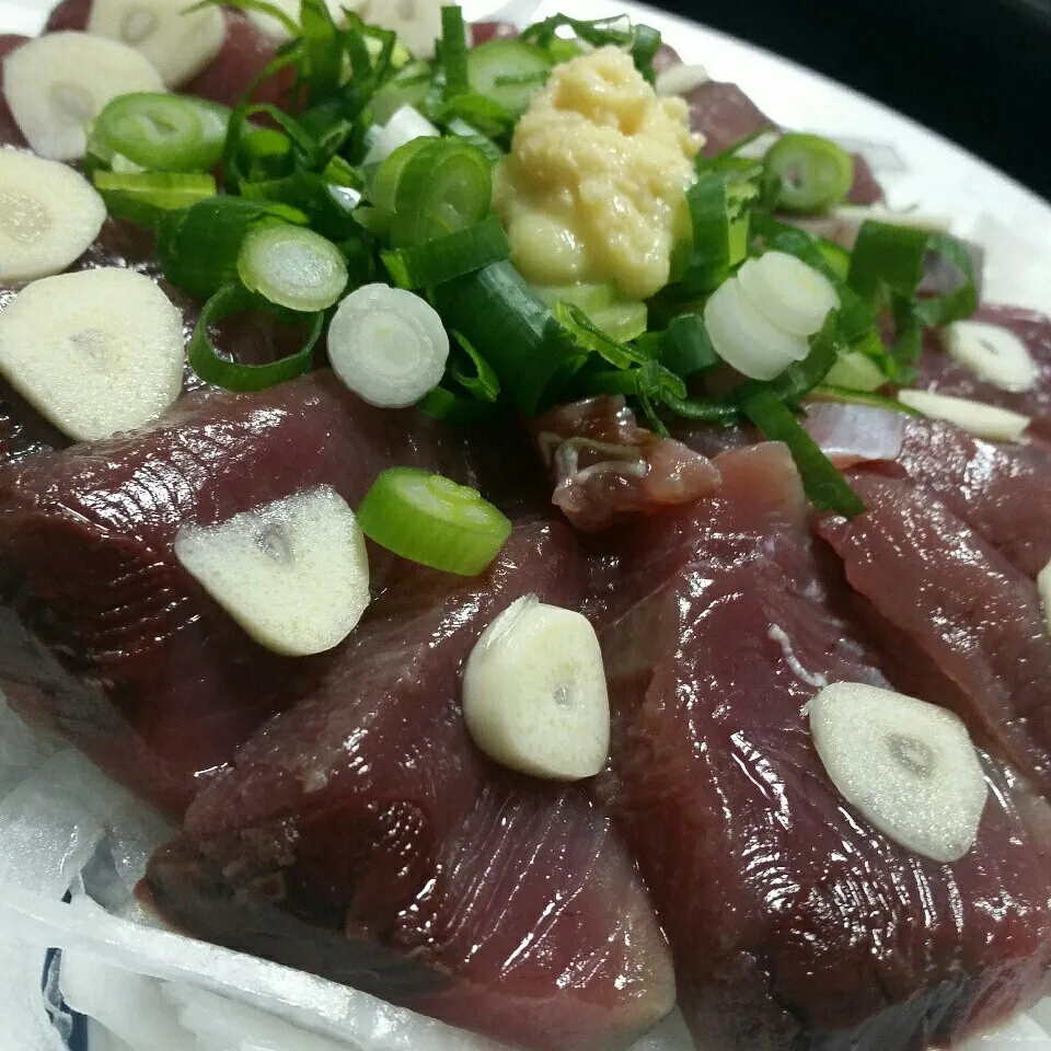 Snapdishの料理写真:夜ご飯🌃🍴は鰹のたたき♪薬味もりもりのせで頂きました～|dai.noriさん