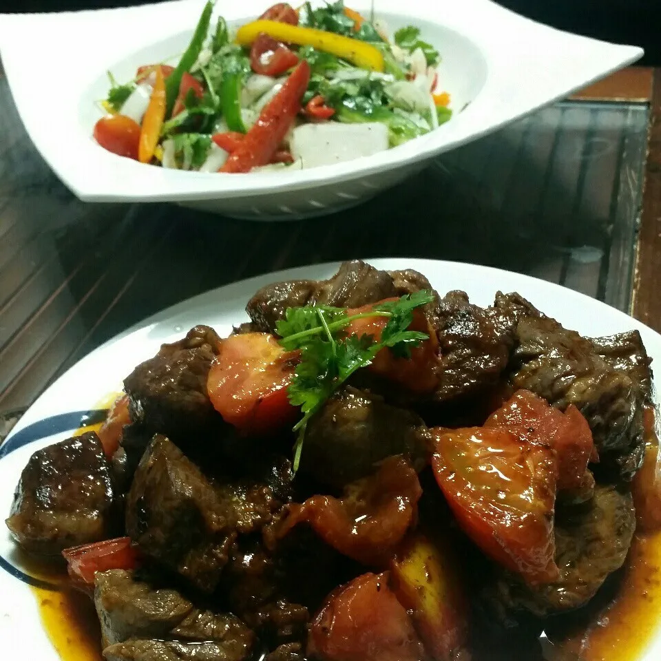 今日の夜ご飯は、特価牛肉とトマト炒めとパクチーカラフルサラダ|dai.noriさん