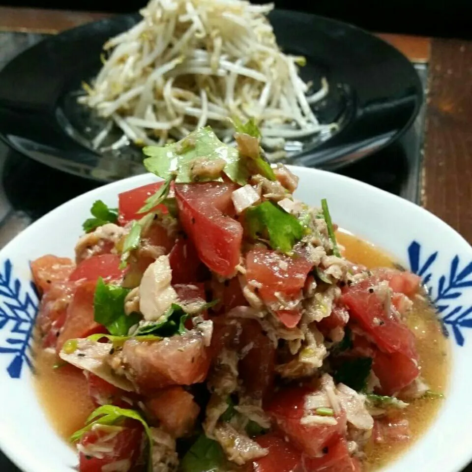 ツナとトマトとイタリアンパセリのサラダ♪と牛脂もやし炒め✨|dai.noriさん