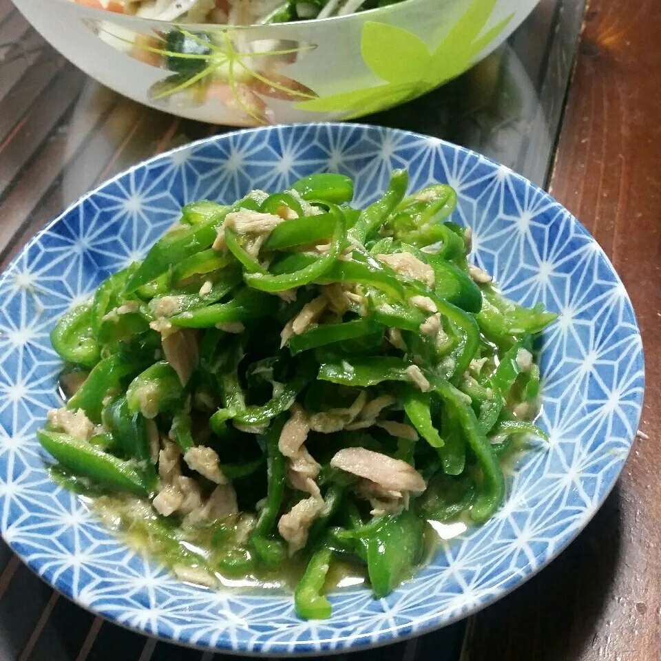 今日の深夜飯は、無限ピーマンとパクチーサラダ♪(o^O^o)|dai.noriさん