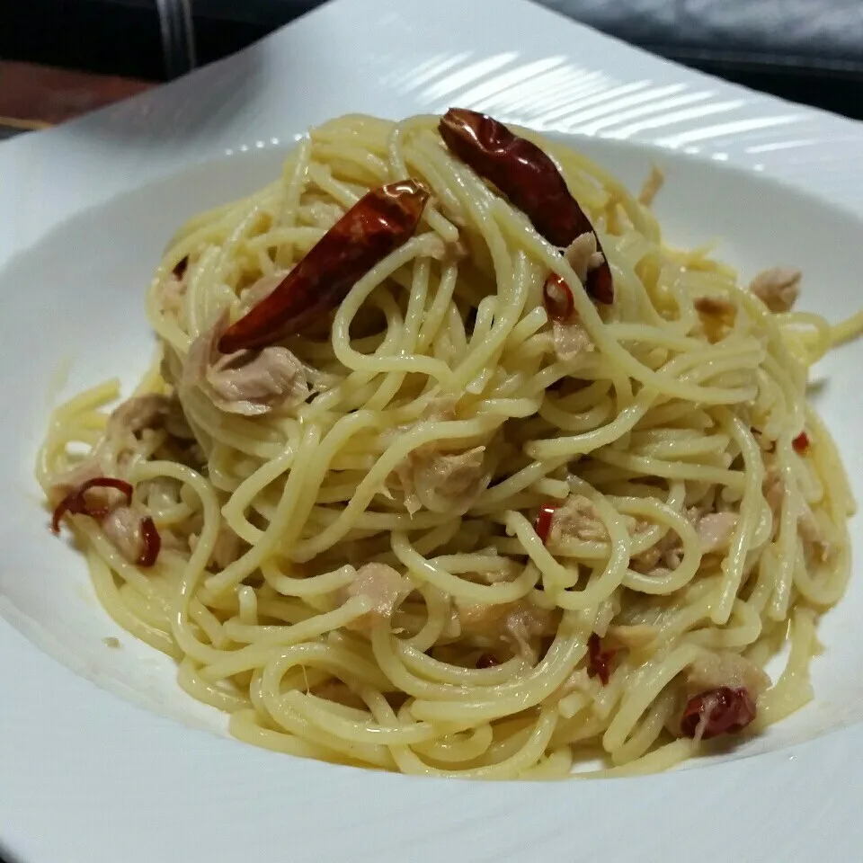 Snapdishの料理写真:今日もパスタで簡単手軽のシーチキンペペロンチーノ♪☺|dai.noriさん