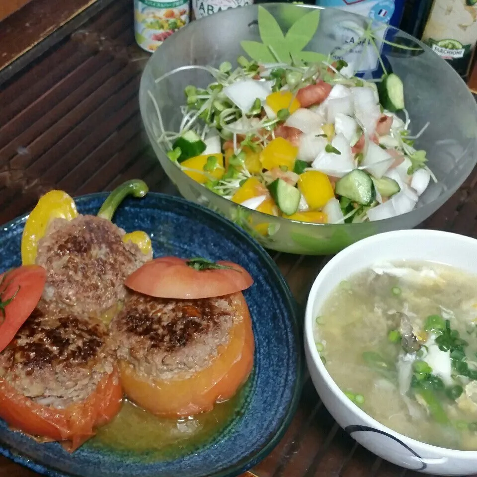 トマトパプリカの肉詰めとトマトくりぬきサラダに舞茸スープ♪|dai.noriさん