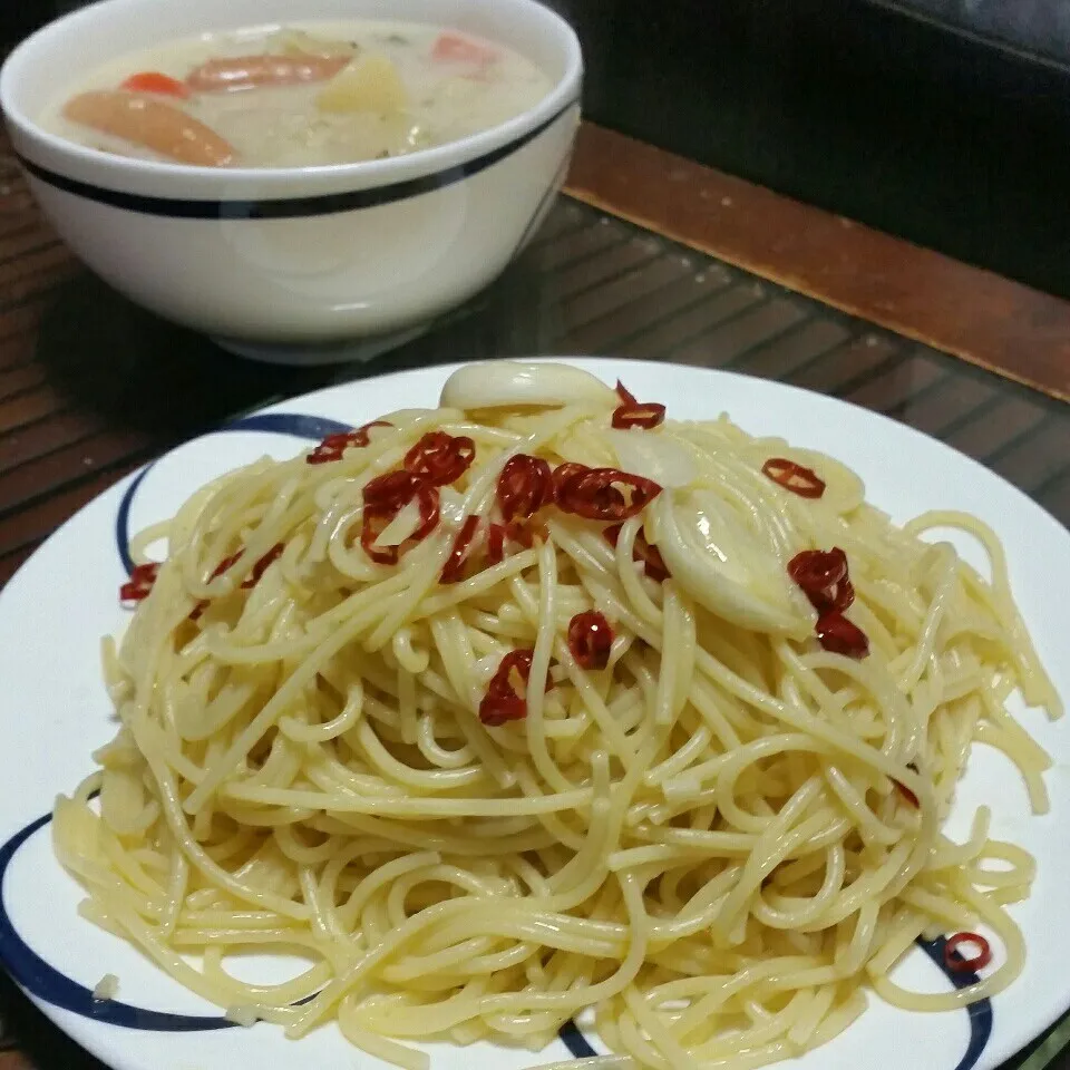 今日の夜ご飯はペペロチーノとポトフの余りでホワイトシチュー♪|dai.noriさん