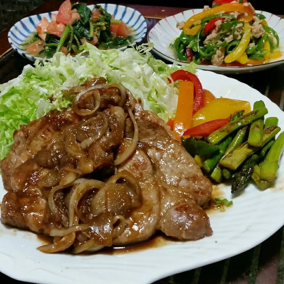 Snapdishの料理写真:豚ソテーしょうが焼きと無限ピーマン進化系トマほうサラダ♪|dai.noriさん