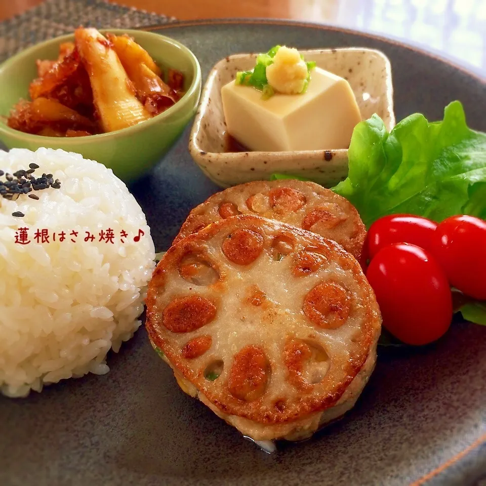 Snapdishの料理写真:明太子入りすり身の♡蓮根はさみ焼きランチ♪|かおちゃんさん