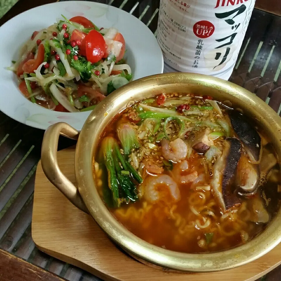 辛ラーメンとパクチーとトマトとオニオンスライスのタイ風サラダ|dai.noriさん