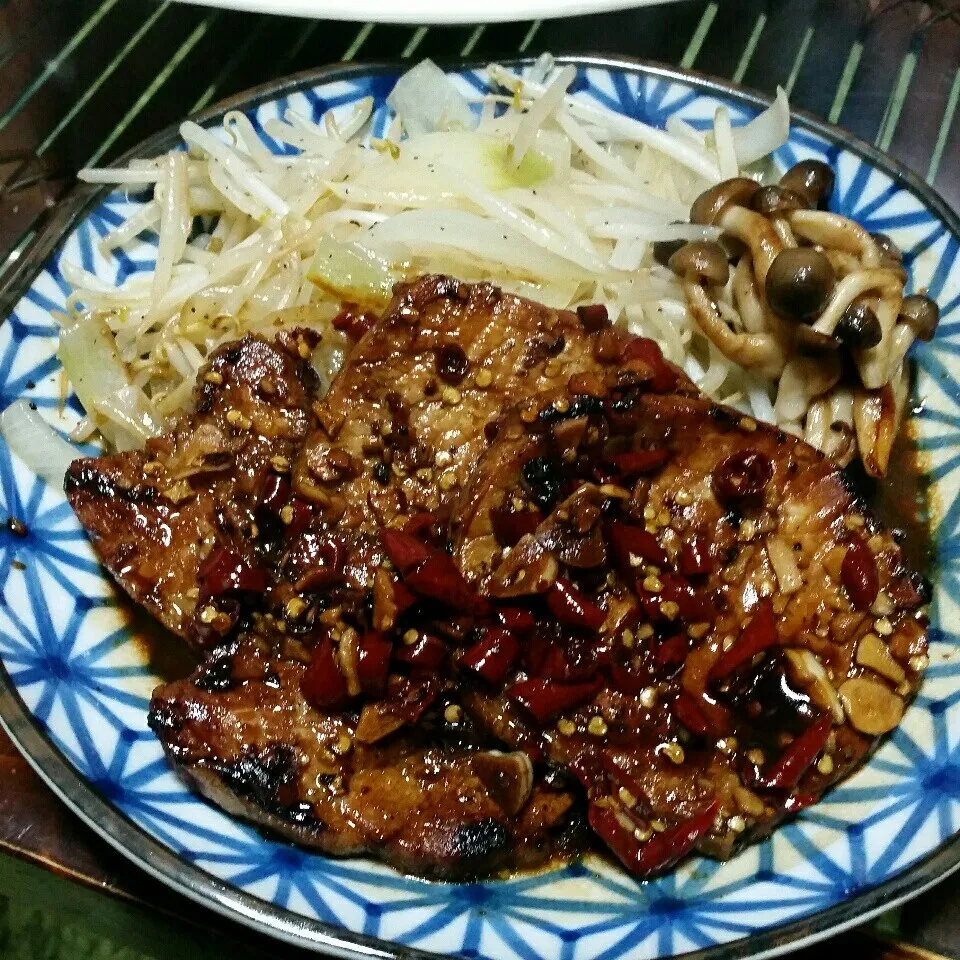 ポーク焼きの醤油赤唐辛子はちみつソース♪とフルーツサラダ♪☺|dai.noriさん