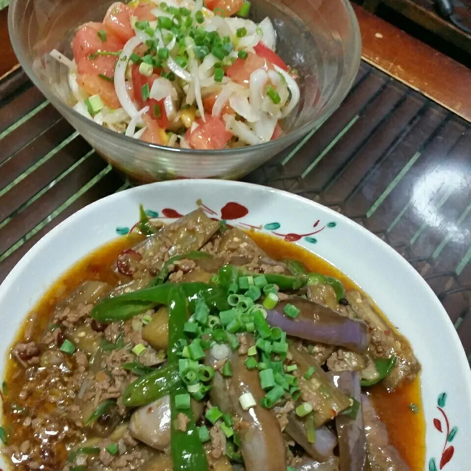 Snapdishの料理写真:今日の深夜飯は、頂き物の麻婆茄子とトマトとたまねぎのマリネ♪|dai.noriさん