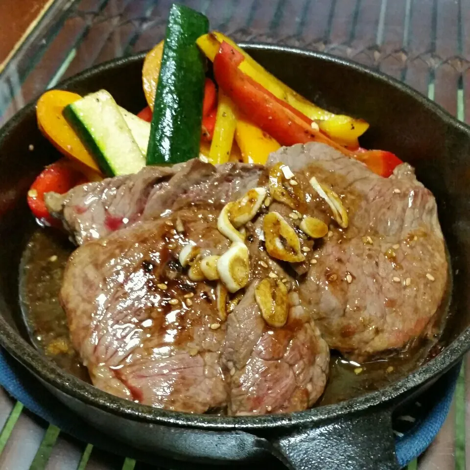 今日の夜ご飯はステーキとパプリカとズッキーニの付け合わせ♪|dai.noriさん