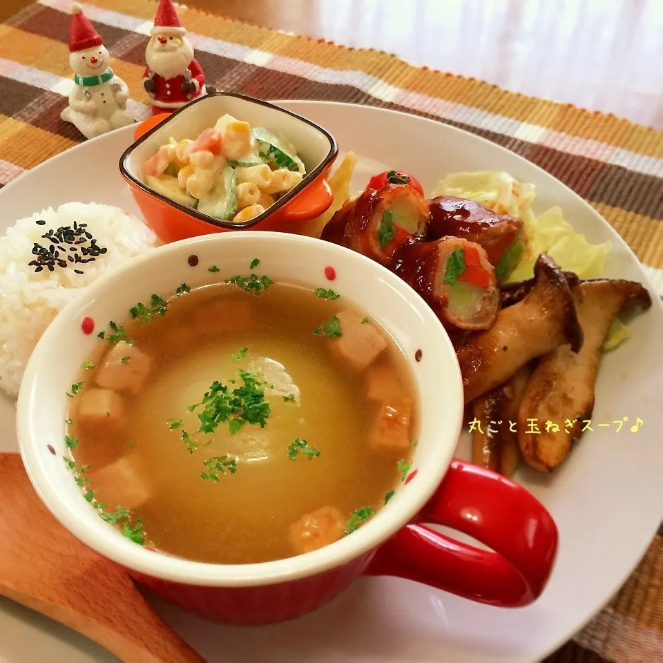 丸ごと玉ねぎとゴロゴロベーコンのコンソメスープランチ♪|かおちゃんさん