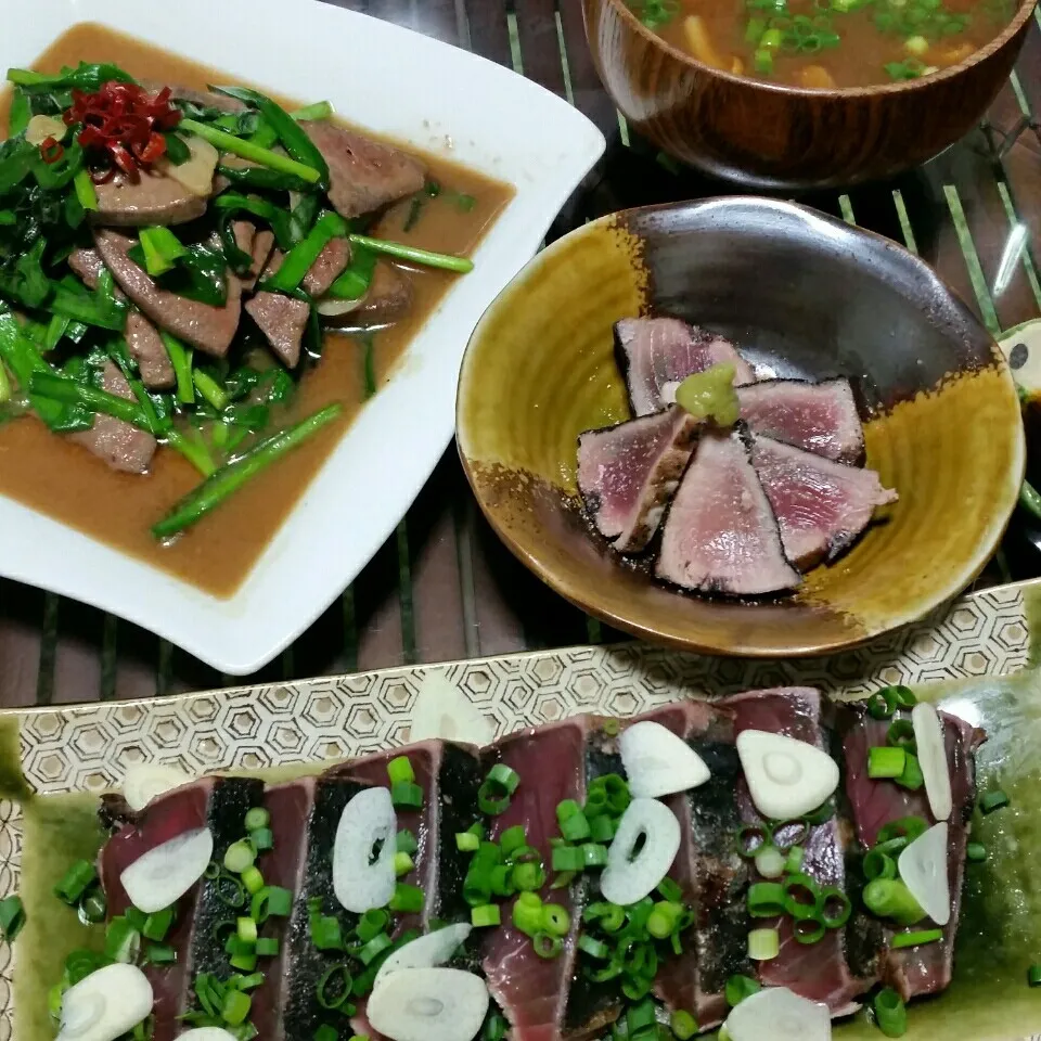 今日の夜ご飯は鰹のたたきと鰹ステーキにレバニラ炒めとなめこ汁|dai.noriさん