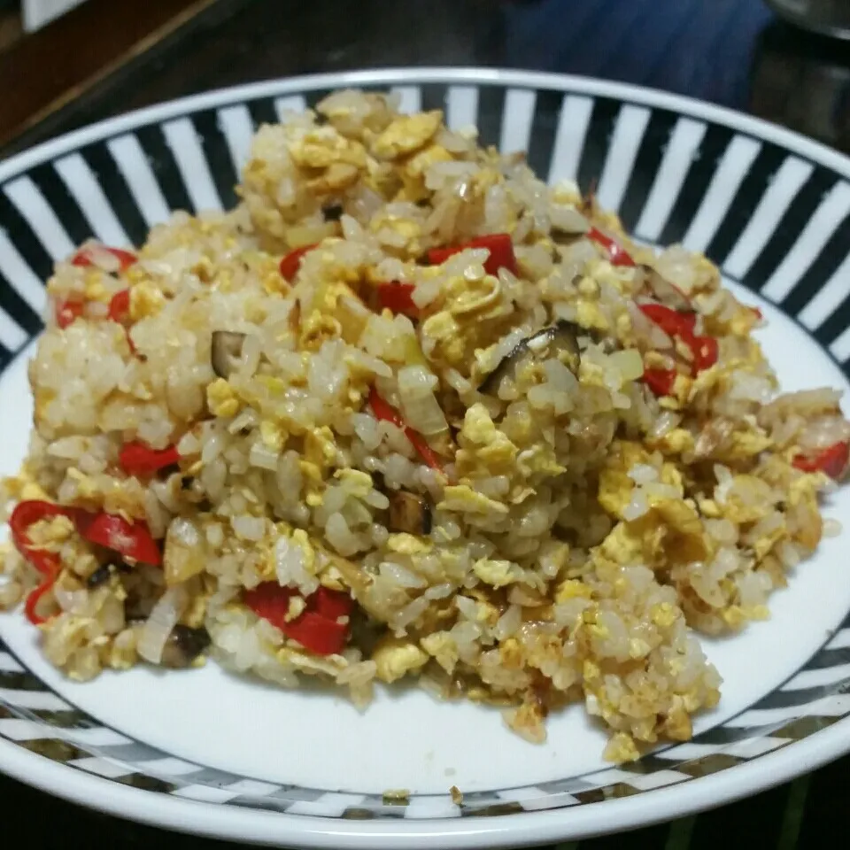 炭水化物たらずに、赤唐辛子と椎茸の玉子炒飯♪頂きました♪|dai.noriさん