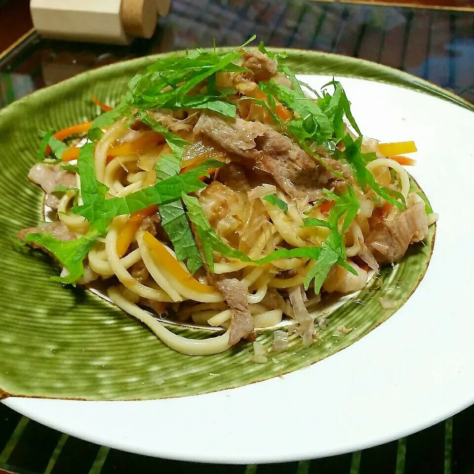 お腹がすいちゃって早めの夜ご飯☺昼に余ったうどんで焼きうどん|dai.noriさん