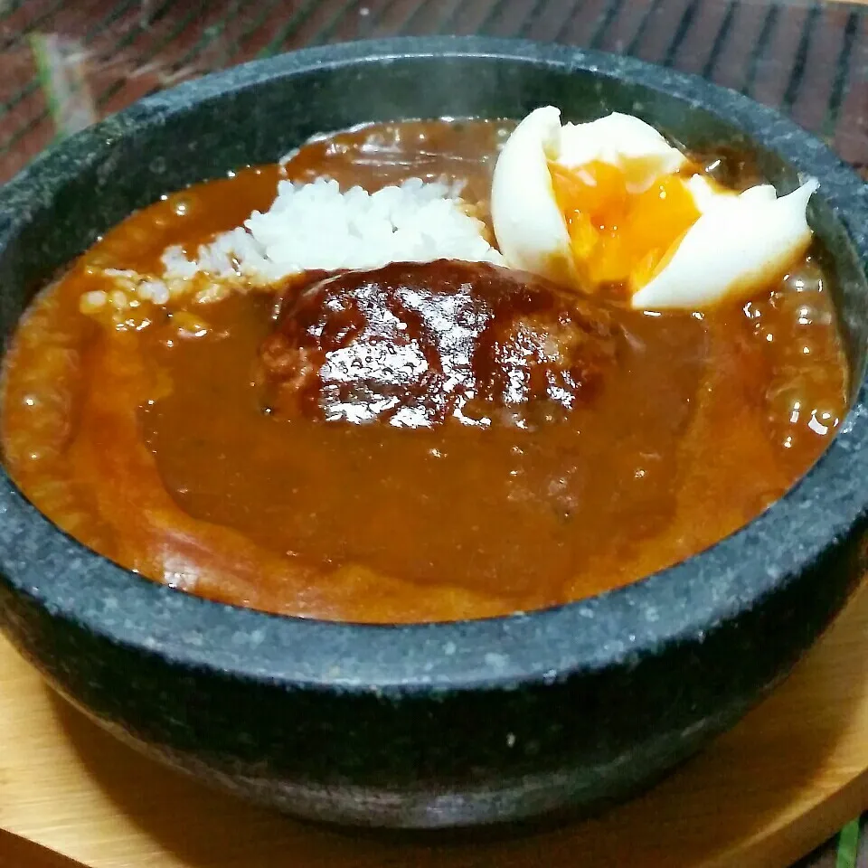 今日は面倒くさいのでレトルトハンバーグにカレーを石焼きに♪|dai.noriさん