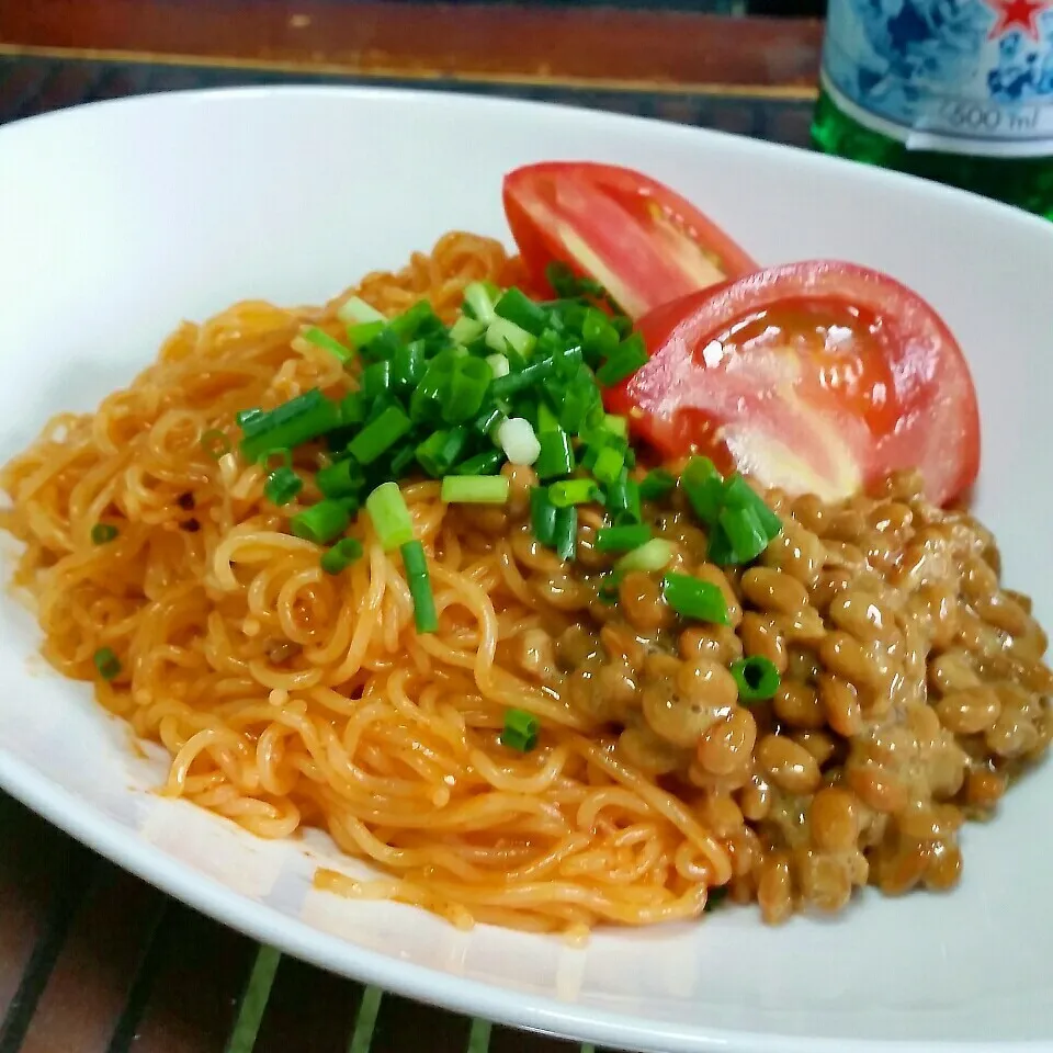 Snapdishの料理写真:韓国インスタント辛麺と納豆トマトのコラボで旨しっ🎵|dai.noriさん