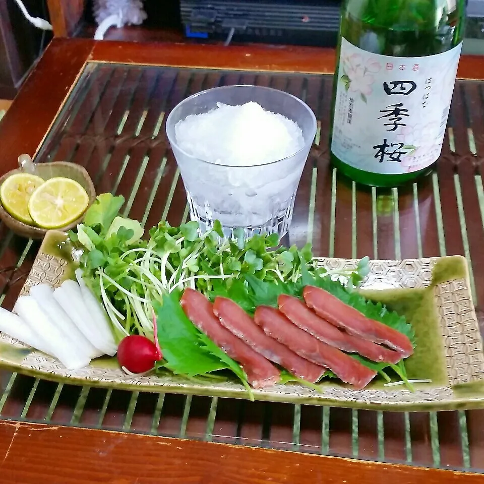 休みな昼は貰い物の日本酒に合う燻製塩引鮭を紫蘇と大根と共に♪|dai.noriさん