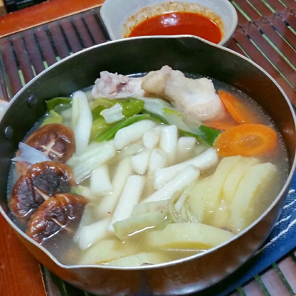 Snapdishの料理写真:今日の夜ご飯は、韓国水炊きタッハンマリ♪トッポギの餅使用|dai.noriさん