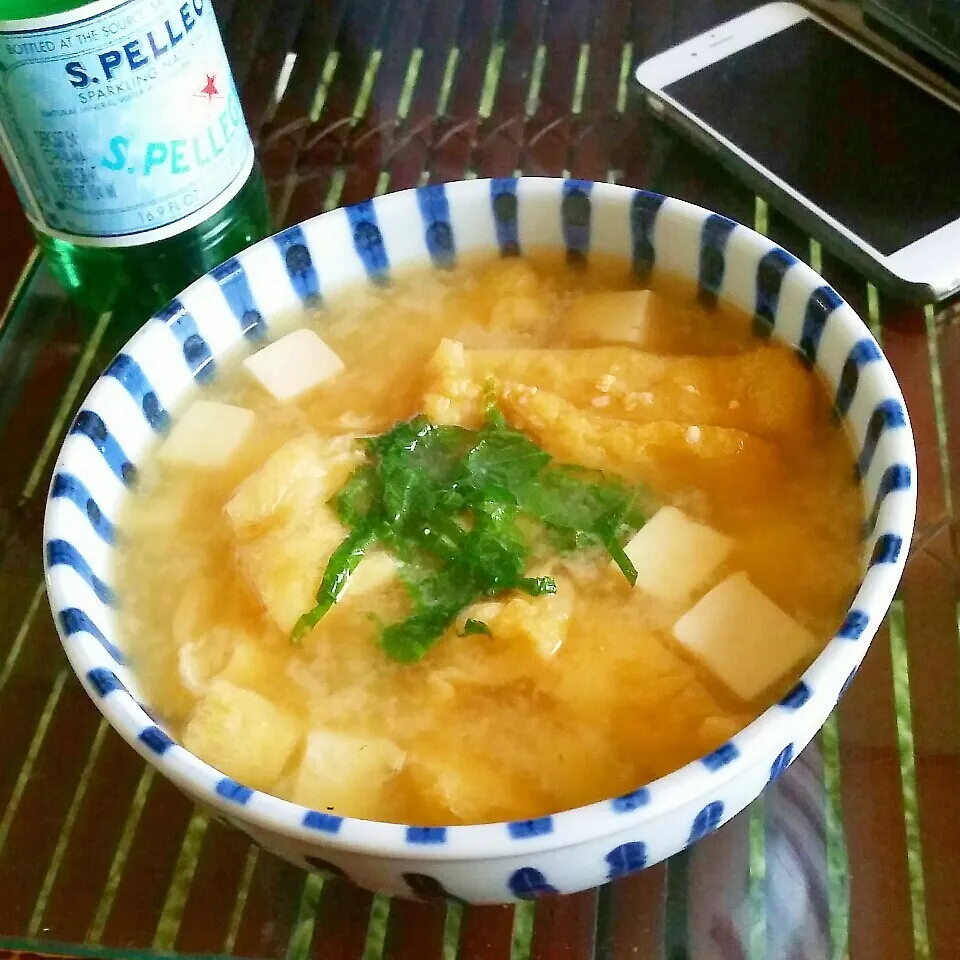 今日の朝飯。定番？豆腐と油揚げと大葉刻みのせの合わせ味噌汁♪|dai.noriさん