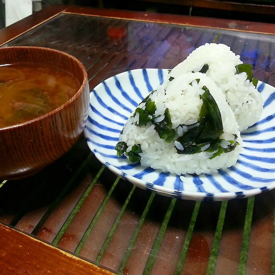 夜ご飯。足らなそうだけど(^.^)わかめお握りとお味噌汁|dai.noriさん