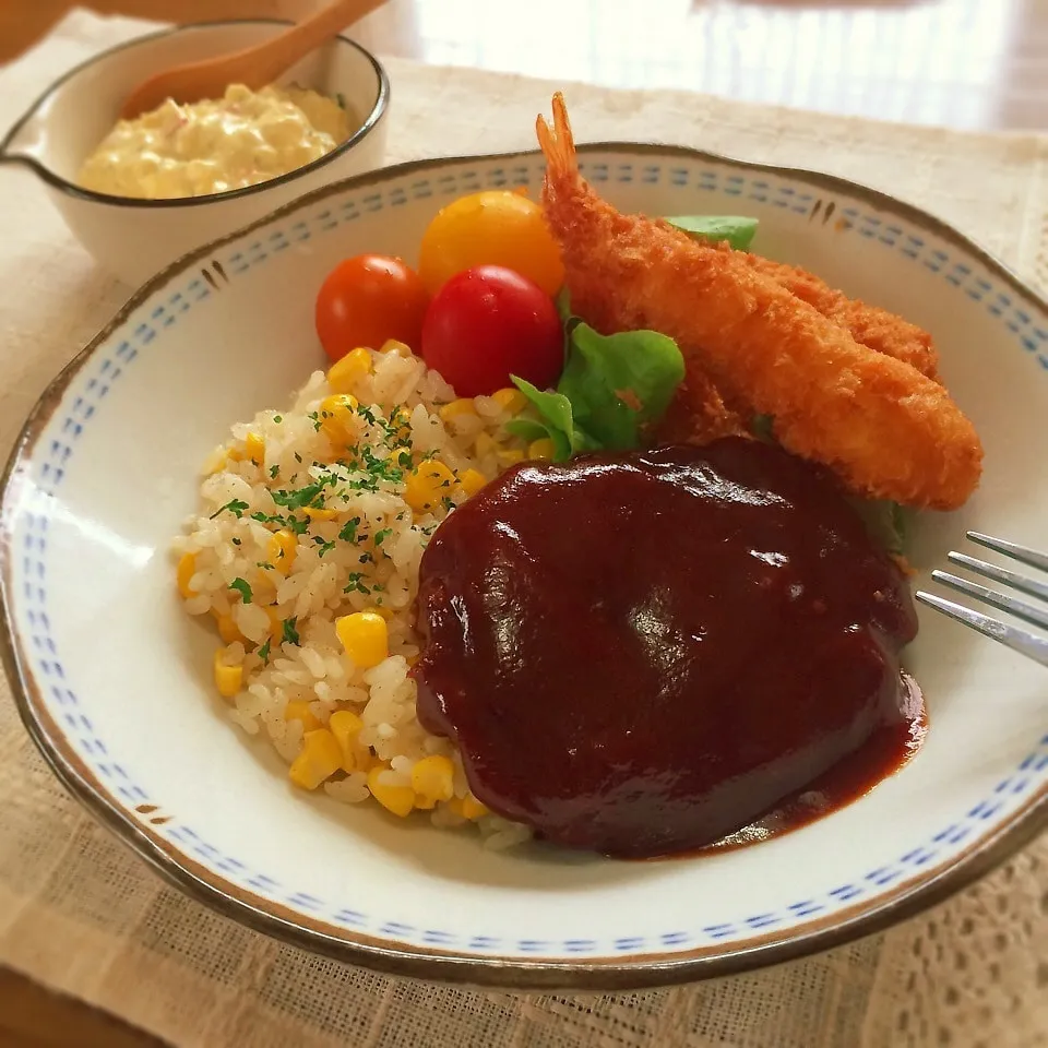 洋食ランチ〜ハンバーグ、エビフライ、コーンピラフ♪|かおちゃんさん