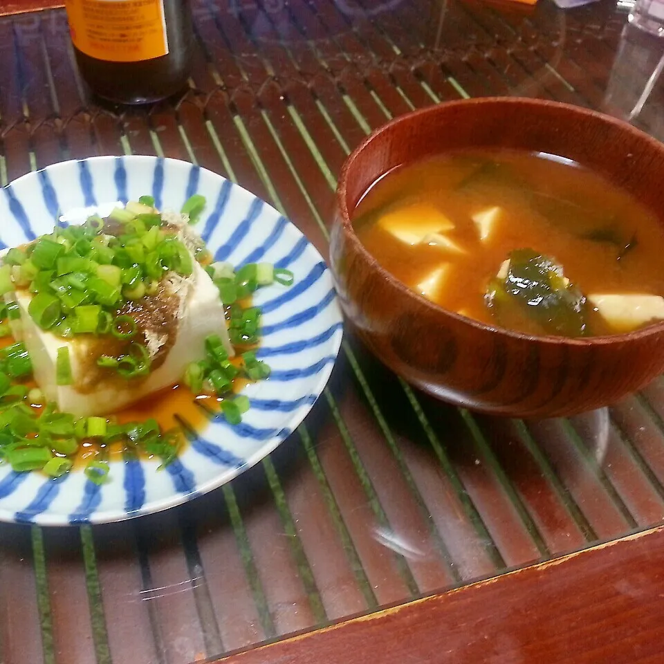 Snapdishの料理写真:今日の朝ごはん。ワカメと豆腐の赤味噌汁ととろろ昆布冷奴ポン酢|dai.noriさん