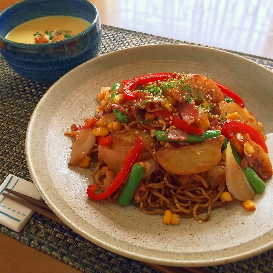 自家製野菜とベーコンの焼きそばとコーンスープ♪|かおちゃんさん