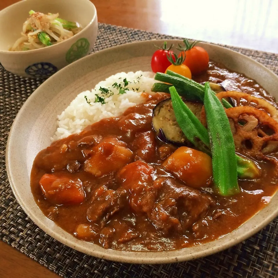 夏野菜のせ〜とろっとろ牛すじカレー♪|かおちゃんさん