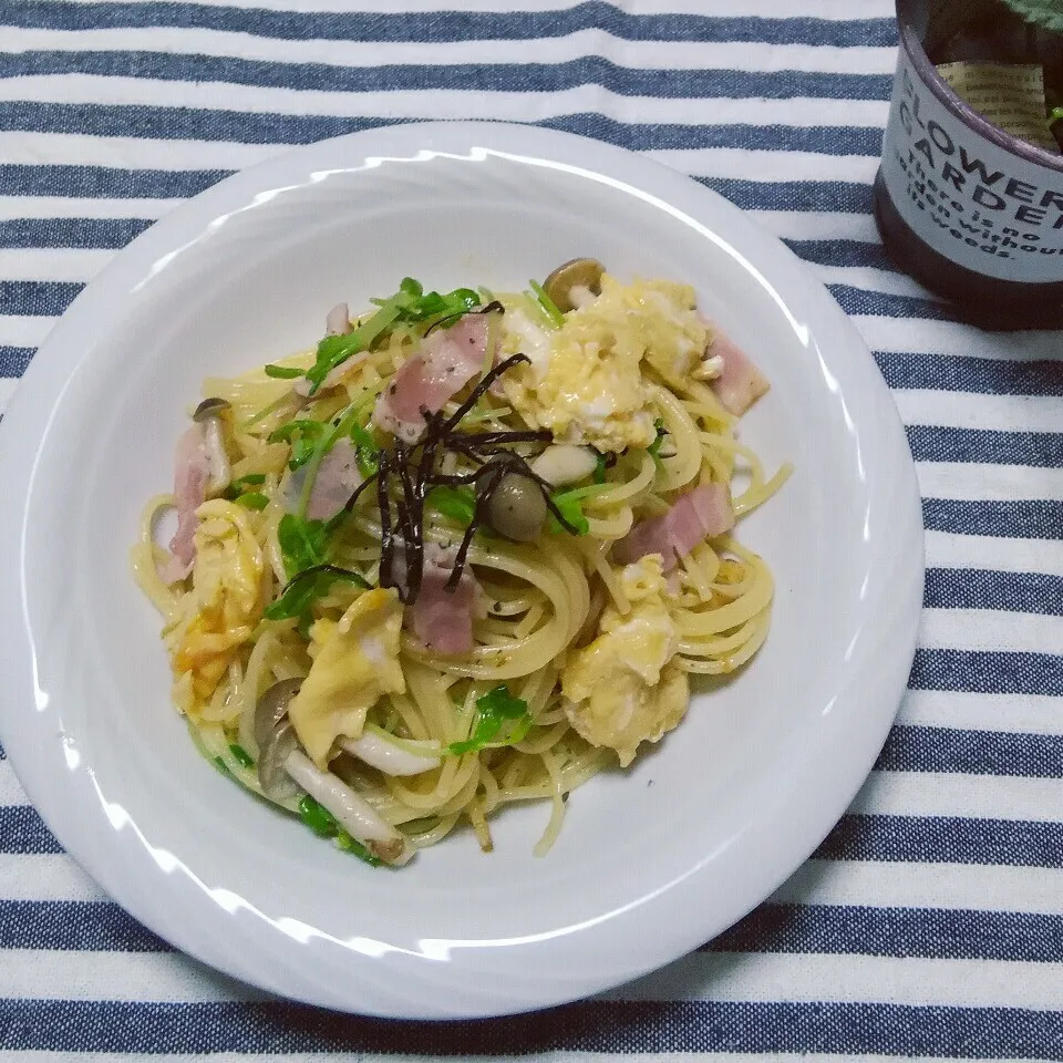 まねっこ❤ベーコンと豆苗と卵のおかかマヨパスタ|ちいたんさん