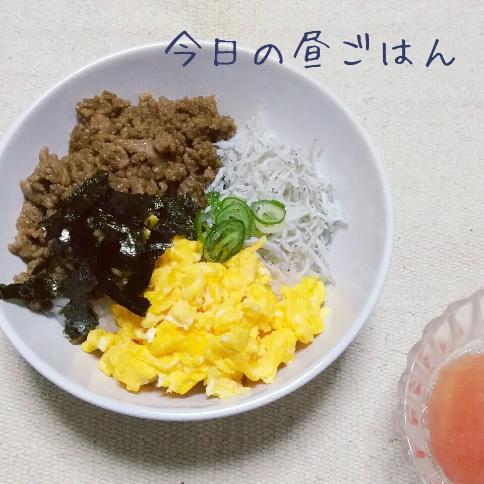 しらすと肉そぼろと卵の三色丼❤|ちいたんさん