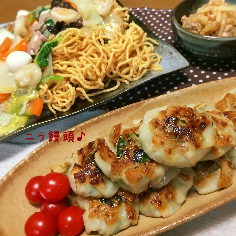 Snapdishの料理写真:ニラ饅頭と餡掛けかた焼きそば♪|かおちゃんさん