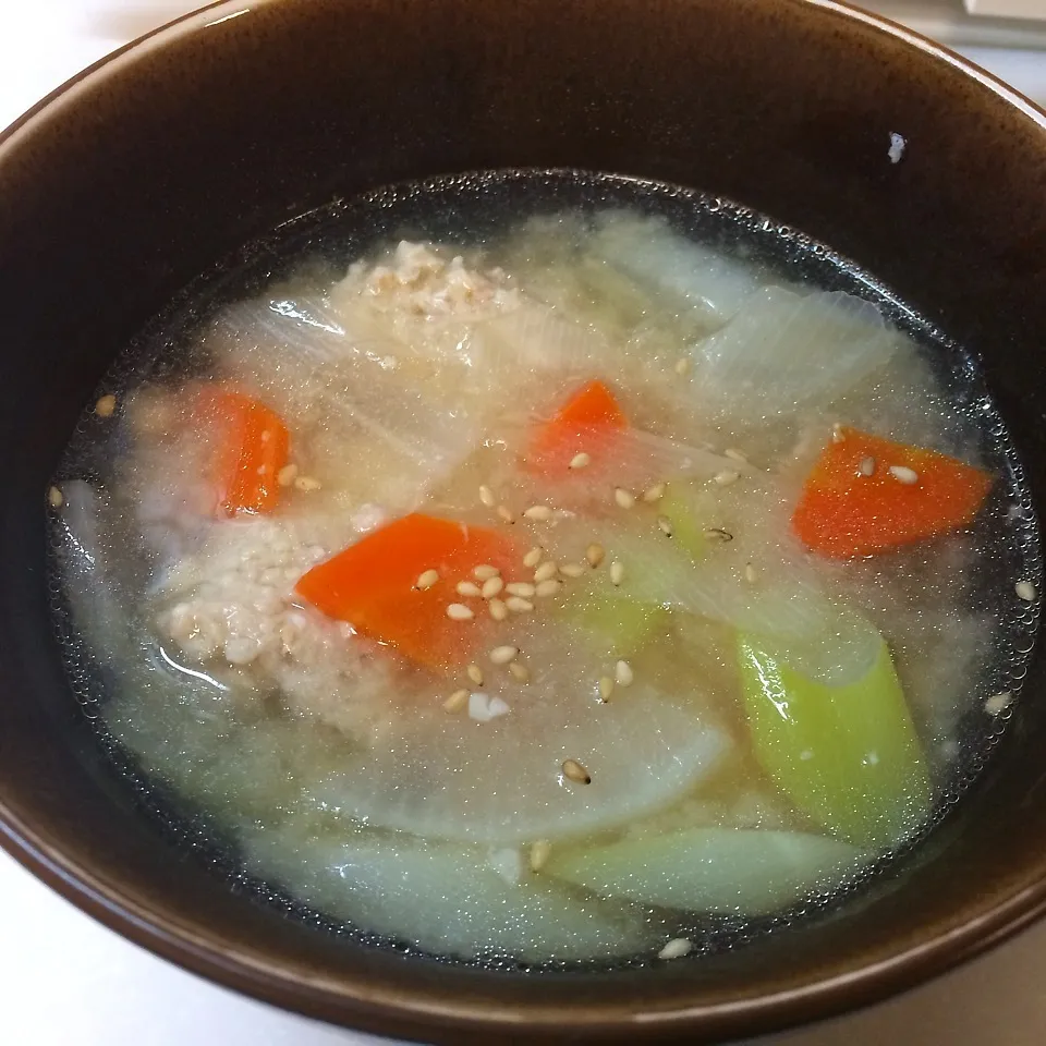 鶏団子と色々野菜の味噌汁|なちょすけさん