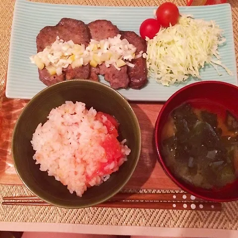 さっぱり牛タンとトマトのご飯|なちょすけさん