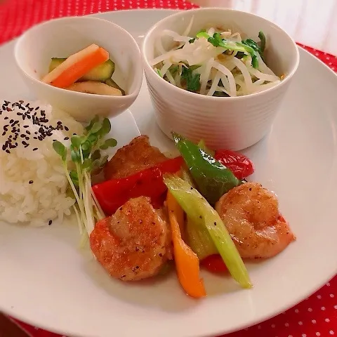 海老とセロリとパプリカのガーリック炒めランチ♪|かおちゃんさん