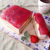 Snapdishの料理写真:苺ゼリーとヨーグルトクリームのケーキ|サザエボンさん