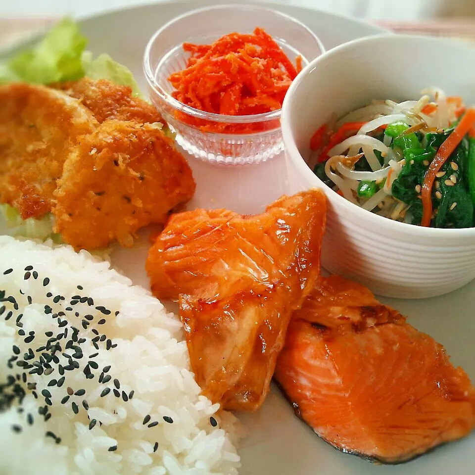 Snapdishの料理写真:銀鮭かま焼きで～ランチ♪|かおちゃんさん