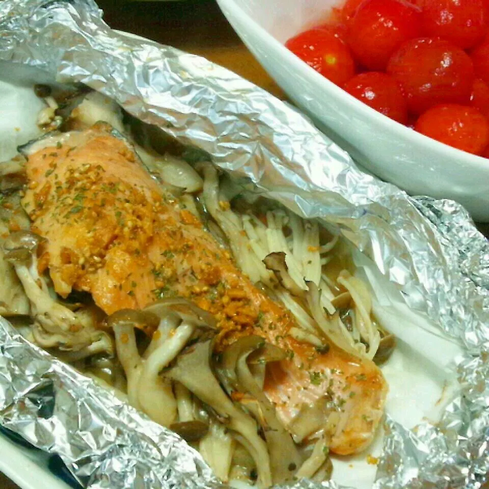 鮭のホイル焼き～キノコたっぷりガーリックバターで♪|かおちゃんさん